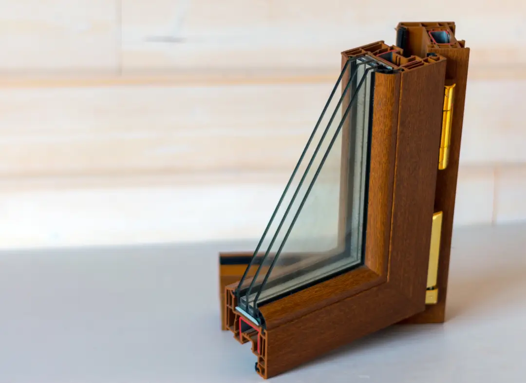 Installation de fenêtre en bois sur mesure Le Muy